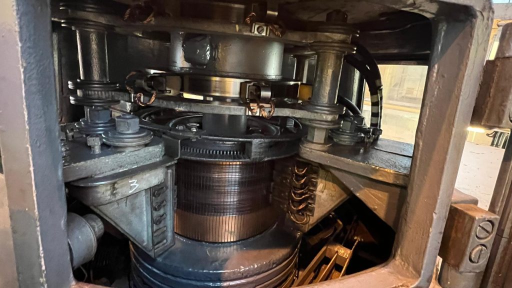 A shaft-mounted DC exciter transfers DC current through a mechanical field switch